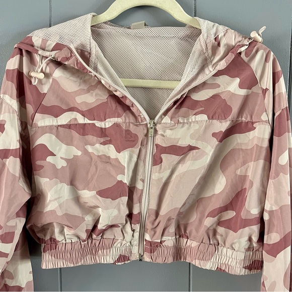 Athletic Camo Cropped Windbreaker - Picture 2 of 4